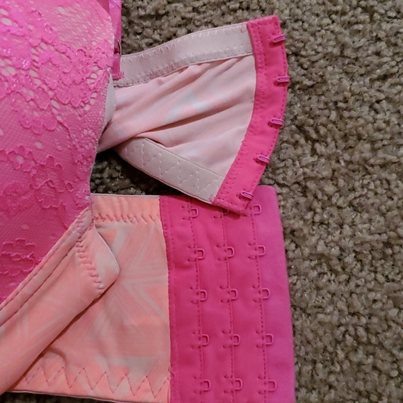 Pink lace bra - Picture 2 of 3